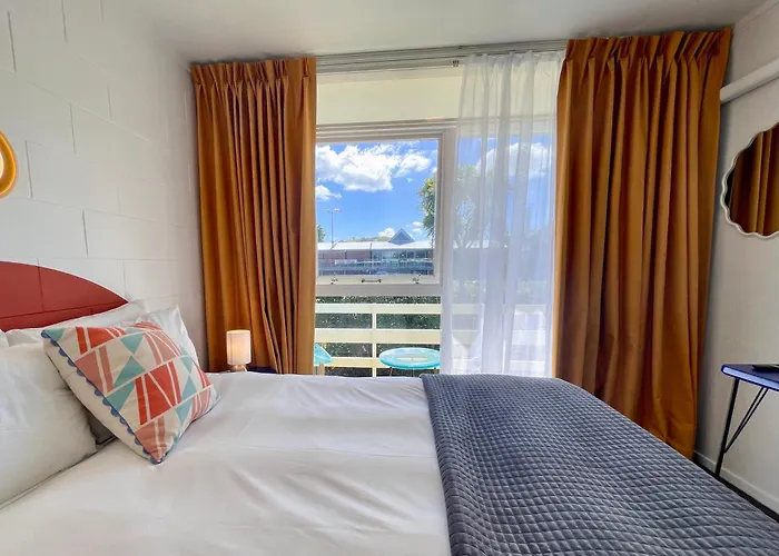 Deluxe Queen Suite